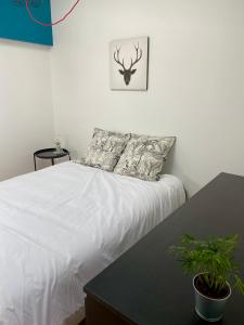 Un pat sau paturi într-o cameră la Appartement lumineux et cosy près des plages