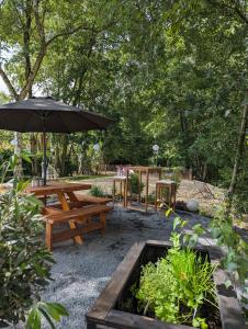 a patio with a picnic table and an umbrella at Tiny House Daniel in Papenburg