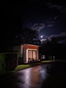 une petite étable la nuit avec la lune dans le ciel dans l'établissement Tiny House Daniel, à Papenbourg