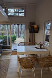 a living room with a white table and chairs at Tiny House Daniel in Papenburg