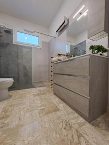 een badkamer met een wastafel en een toilet bij Casa Tizy in Botrugno