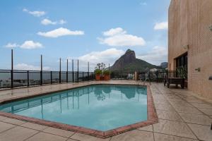 uma piscina com vista para uma montanha em Top Leblon 1006 lllllll no Rio de Janeiro