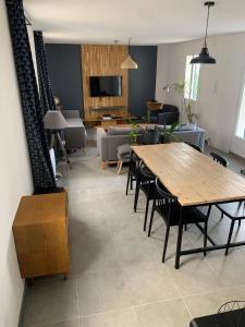 sala de estar con mesa de madera y sillas en Beautiful Apartment With Terrace, en Aviñón