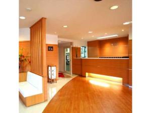 uma grande sala com um tribunal com um banco em Towada City Hotel - Vacation STAY 47280v em Towada