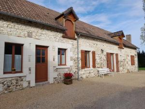 une maison en pierre avec un banc devant elle dans l'établissement Le gîte du Haut-Breuil proche de Beauval châteaux de la Loire, à Vicq-sur-Nahon