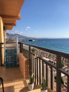 Elle comprend un balcon offrant une vue sur la plage et l'océan. dans l'établissement Beachfront Fuengirola Dreamin, à Fuengirola