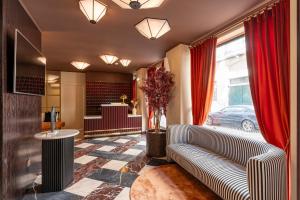 - un salon avec un canapé et une table dans l'établissement Westlight Lisboa Madalena, à Lisbonne