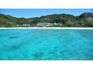vista sulla spiaggia dall'acqua di Tokashiku Marine Village - Vacation STAY 18559v a Tokashiku