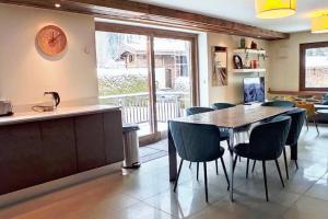 eine Küche und ein Esszimmer mit einem Tisch und Stühlen in der Unterkunft Duplex with garden Mountain view in Les Houches