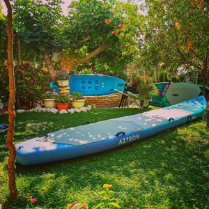 - un kayak bleu assis sur l'herbe dans une cour dans l'établissement Beach apartment Roza Biograd oneroom+, à Biograd na Moru
