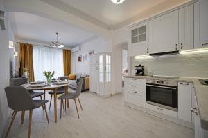 Una cocina y una sala de estar con mesa y sillas. en Tulip Dreamland, en Sofía