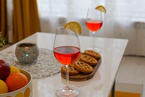 Dos copas de vino y un bol de galletas y naranjas en Tulip Dreamland, en Sofía