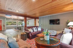 a living room with couches and a table at Shasta View Lodge in McCloud