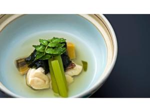 un tazón de comida con verduras en un plato en Myoken Onsen Nemu - Vacation STAY 20783v en Kirishima