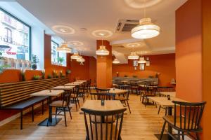 a dining room with tables and chairs in a restaurant at Westlight Lisboa Madalena in Lisbon