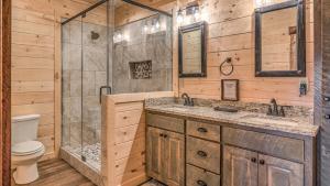 y baño de madera con ducha y aseo. en Living and Living Well, en Morganton 45 fotos más