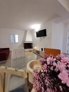 een woonkamer met een bank en een tafel bij Casa Tizy in Botrugno
