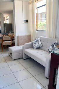 a living room with a couch and a table at Apartamento entero 2 cuartos 2 baños in Piura