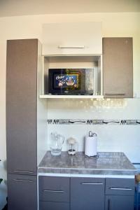 cocina con encimera y microondas en Apartamento entero 2 cuartos 2 baños en Piura