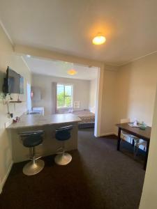 a hotel room with a bar and a bed at Waterfront, Handy Location, Affordable, Unit 7 - KK41647 in Kaikoura