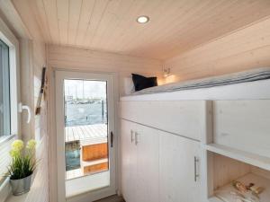 una casetta minuscola con un letto e una finestra di Isa-Bella Comfortable holiday residence a Burgtiefe auf Fehmarn  Altre 25 foto