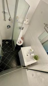 y baño con lavabo, ducha y aseo. en מלון בירת החומות• The Walled Capital Hotel en Jerusalem