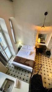 niewielka sypialnia z łóżkiem i biurkiem w obiekcie מלון בירת החומות• The Walled Capital Hotel w Jerozolimie