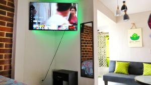 TV colgada en la pared de la sala de estar en Apartamento Vista Hermosa B, en Sololá
