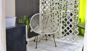 una silla blanca sentada frente a una pared en Apartamento Vista Hermosa B, en Sololá
