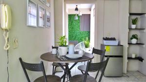 comedor con mesa y sillas en Apartamento Vista Hermosa B, en Sololá