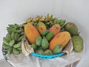 Hotel Water Nest في Etagama: سلة من الفواكه والخضار على طاولة