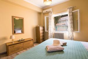 Postel nebo postele na pokoji v ubytování Mencrates Apartment