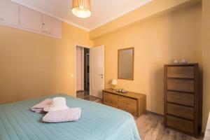 Postel nebo postele na pokoji v ubytování Mencrates Apartment