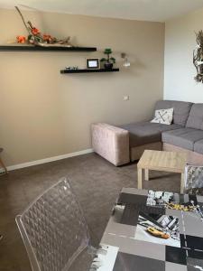 una sala de estar con un sofá y una mesa en Appartement vue Mer à Porticcio, en Porticcio