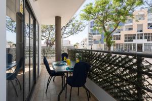 奎特里拉的住宿－Roberto Quarteira Central，阳台的天井配有桌椅