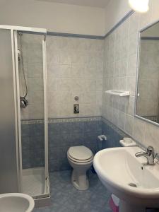 a bathroom with a toilet and a sink and a shower at A Casa di Amy 2.0 in Macari