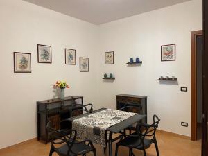 a dining room with a table and chairs at A Casa di Amy 2.0 in Macari