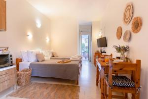 una camera con letto, tavolo e TV di Almyra Apartments & Studios ad Agios Gordios
