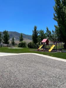 un parque con parque infantil y tobogán en Secluded Country Elk561, en Monroe