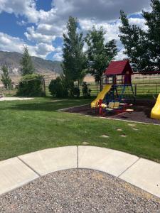 Un parque infantil con un tobogán y una estructura de juego. en Secluded Country Elk561, en Monroe 3 fotos más