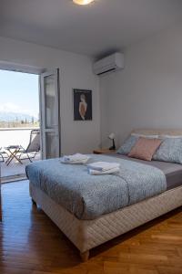 a bedroom with a bed with towels on it at Dubrovnik Airport Apartment Tea in Durovići