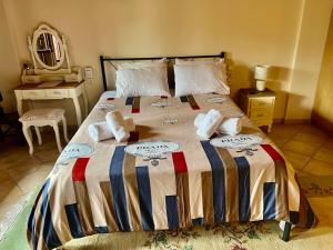 Στούντιο Κέντρου Άνω πόλης Πάτρας في باترا: غرفة نوم عليها سرير و عليها كأسين