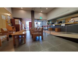 um restaurante com mesas e cadeiras numa loja em Nobeoka Urban-Hotel - Vacation STAY 30532v em Nobeoka