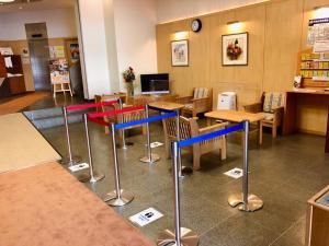 延岡市にあるNobeoka Urban-Hotel - Vacation STAY 30549vのテーブルと椅子が備わるレストラン
