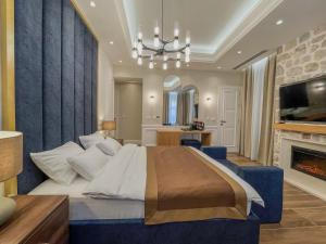 Hive Luxury Suites by MN Property tesisinde bir odada yatak veya yataklar