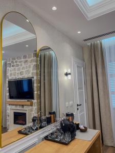 sala de estar con espejo y chimenea en Hive Luxury Suites by MN Property, en Kotor