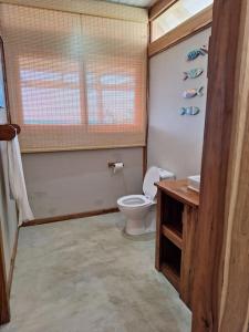 uma casa de banho com um WC e uma janela em Yothasse Makana Ponta Mamoli em Ponta Mamoli