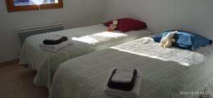 duas camas com toalhas e bichos de peluche sentados nelas em Appartement station Laye em Laye