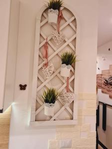 uma parede com vasos de plantas num quarto em Casa Sorelle Marchisio em Roma