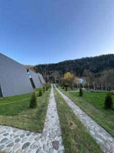 eine Kopfsteinpflasterstraße, die zu einem Haus führt in der Unterkunft Landhaus Borjomi in Bordschomi